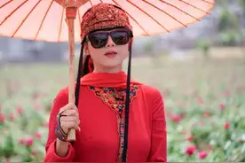 20年没自己洗过脸，60岁的“孔雀舞王”杨丽萍，生活全指望助手图片