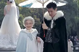 这对“神仙祖孙”火了！1米9孙子高大帅气，90岁奶奶美成焦点图片