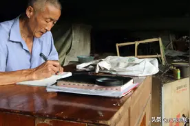 53岁男子在桥洞下住了十几年，爱看经典，常为年轻人指点迷津图片