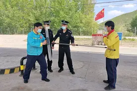 三合边境派出所深入辖区加油站开展防暴演练现场教学图片