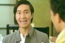 周星驰穿中山装打桌球，球技术碾压众人，对手表情都变了视频封面