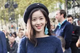 富商老婆章泽天品味开挂，穿宽松毛衣搭配皮裤，再戴贝雷帽真时髦图片