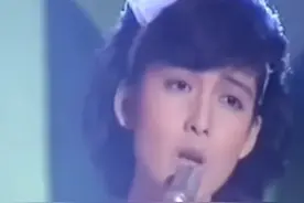 周慧敏18岁唱歌画面曝光 头戴蝴蝶结穿白裙清纯可人图片