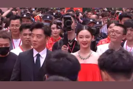 恭喜！郑恺火锅店开业，老板娘苗苗一席红裙配绿宝石，分外抢镜图片