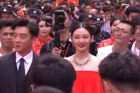 恭喜！郑恺火锅店开业，老板娘苗苗一席红裙配绿宝石，分外抢镜图片