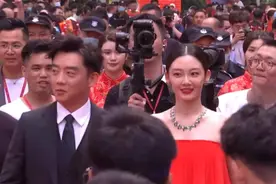 恭喜！郑恺火锅店开业，老板娘苗苗一席红裙配绿宝石，分外抢镜图片