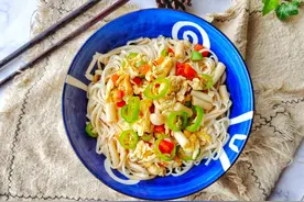 七月这碗凉面不要错过，面条不粘不坨，劲道爽滑，三五下吃一碗图片