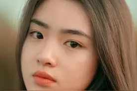 故事：拾荒老人救助智障女孩，女孩苏醒后，以身相许图片