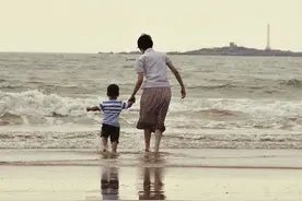 “我家楼上有个智障小孩，凌晨四点砸墙”，你的善良，要有锋芒图片