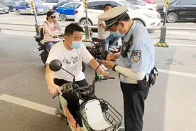 济南骑电动车不戴头盔将被查纠，被查后可通过朋友圈集赞代罚图片