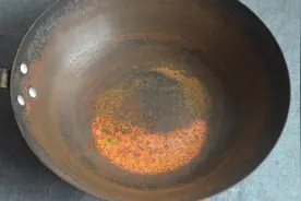 生锈的铁锅别再扔了，教你1个小窍门，变废为宝，不粘锅不生锈图片