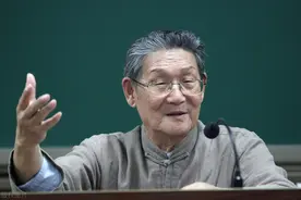 大家祝他“万寿无疆”，楼宇烈老师举杯回应：我也祝大家无疾而终图片
