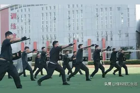 天安门广场上便衣军人执勤时，背上背的又长又黑的东西是什么武器图片