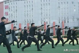 天安门广场上便衣军人执勤时，背上背的又长又黑的东西是什么武器图片