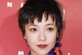 郭采洁狗啃刘海配上彩条耳坠，风格夸张又时尚图片