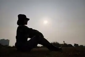 老山前线，平常打赤膊惯了的男兵们见有女兵在，不好意思打赤膊图片