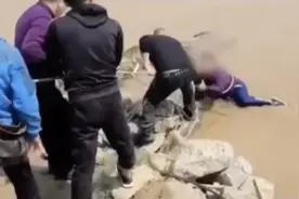 山东济南女子坠入黄河漂浮水中，路人“教科书式”抛绳救人图片