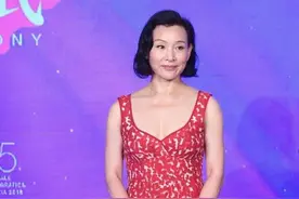 陈冲这回造型很成功，穿红色背心连衣裙配短发，减龄又显气质图片