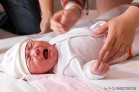 孩子出生后，第一个抱娃的人很重要，宝妈一定要看看图片