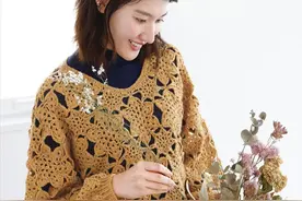 土黄色钩衫，六角花拼接，精美通透，内搭黑色恤衫，优雅得体图片