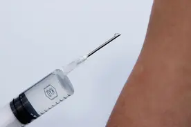 张文宏谈新冠疫苗：“接种犹豫”普遍存在，一文讲清接种的必要性图片