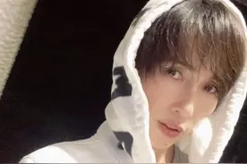 50岁工藤静香素颜出镜，碎刘海秀瓜子脸，木村拓哉挑染白发帅气图片