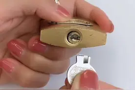 钥匙断了就换锁芯，浪费钱！在街边捡个易拉罐，轻松做出十几把图片