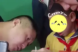 （视频）@太原人！山西晋中一熊孩子玩502胶水把手粘在课桌上，消防员帮孩子成功脱困图片
