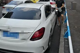 只因车辆影响通行 男子连续破坏8辆汽车后视镜图片