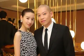 董洁的气质真不一般！明明又老又土的裙子，但看着就是很清纯图片
