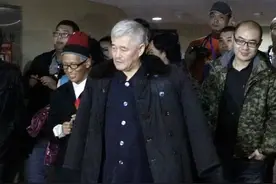 赵本山近照，穿麻衣与村民合影，可脚穿限量版运动鞋，被质疑作秀图片