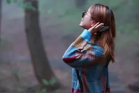 云杉幽谷：爱丽丝梦游仙境森林秘境画风 采蘑菇烹汤忙不停图片