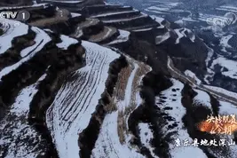为给村子修路，挖掘机“登上”直升机！图片