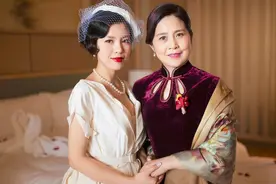 丈母娘婆婆老了也时髦，婚礼穿红旗袍高调走红毯，能和新娘比美了图片