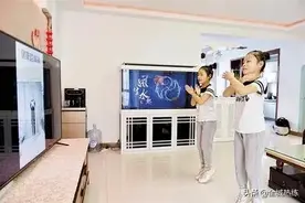 居家抗疫有妙招 边看电视也能边做有氧运动图片