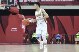 4消息！孙铭徽签吉利+险些离队，周琦坚决不签字，广东助教抵广州图片