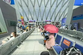 天津“一大怪”，火车站里打遮阳伞，你知道怎么回事吗？图片