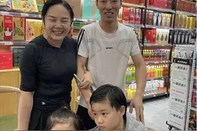 郑州暴雨众人合力游泳破窗救人，“这些都不是事”图片