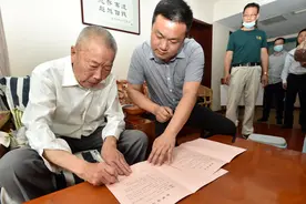 泪目！扬州92岁老党员捐出唯一房产，关心“下一代”成长图片