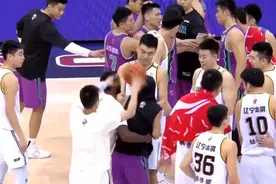 团宠！高诗岩被欺负，赵继伟不客气，郭艾伦拿球砸，张镇麟暖心图片