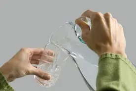 专家提醒：尿酸高，记住这3个喝水要点，有效排尿酸图片