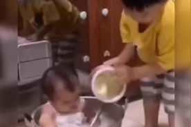 妹妹“泡奶浴”走红，由哥哥用整罐奶粉调制，网友：暴风即将到来图片