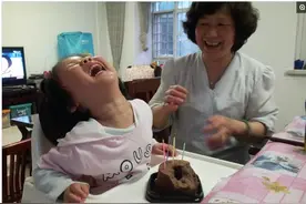 平凡与感动：66岁姥姥带外孙女6年多，常被孩子叫妈妈图片