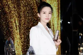 杨子姗真有女神范，扎丸子头搭配白色西服套装高级干练，美不胜收图片