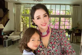 泰国74岁“冻龄”奶奶走红，与孙子合影如同母子，保养真的很重要图片