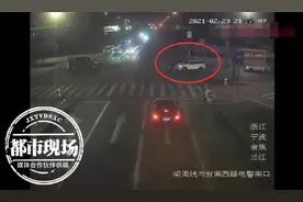 自己闯红灯出车祸，男子还理直气壮叫嚣对方赔钱，下一秒就被带走了图片