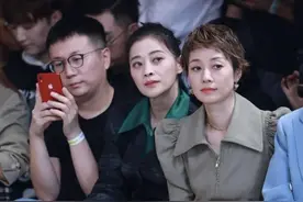 梅婷167身高就是自信，马伊琍穿10cm高跟看秀，她踩双球鞋就去了图片