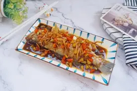 鲈鱼清蒸后热点油淋入，鱼肉鲜美可口，整条鱼被女儿吃了还嫌不够图片