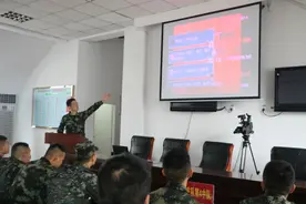 新鲜！武警部队课堂上狂“飞”“弹幕”向指导员提问和吐槽图片