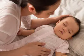 宝宝睡相有学问，“睡相差”对娃有影响，教你正确应对图片